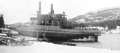 Dampfergen Hydro sjøsettes i 1914. I 1944 ble den senket på Tinnsjøen av norske sabotører. ©Maana forlag.